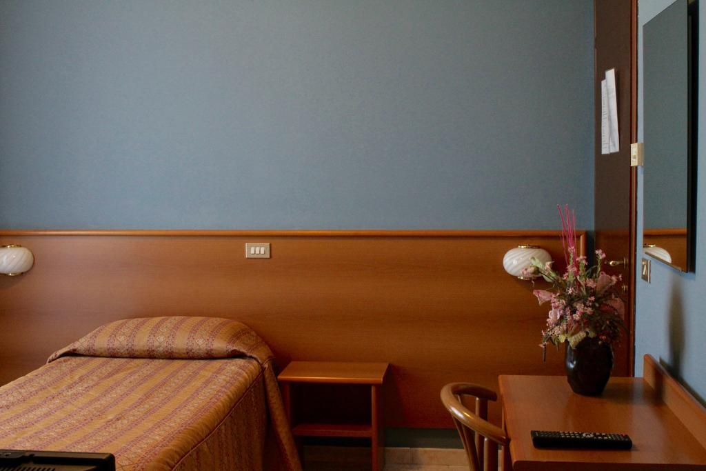 Hotel Monumento Чертоза ди Павия Стая снимка